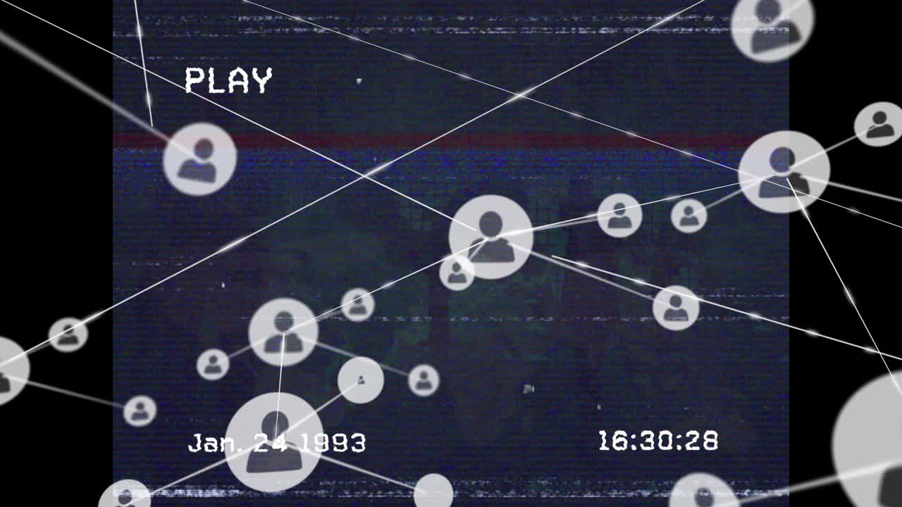 animación de la pantalla de la videocámara con iconos de personas digitales que se conectan con líneas sobre fallas distorsionadas