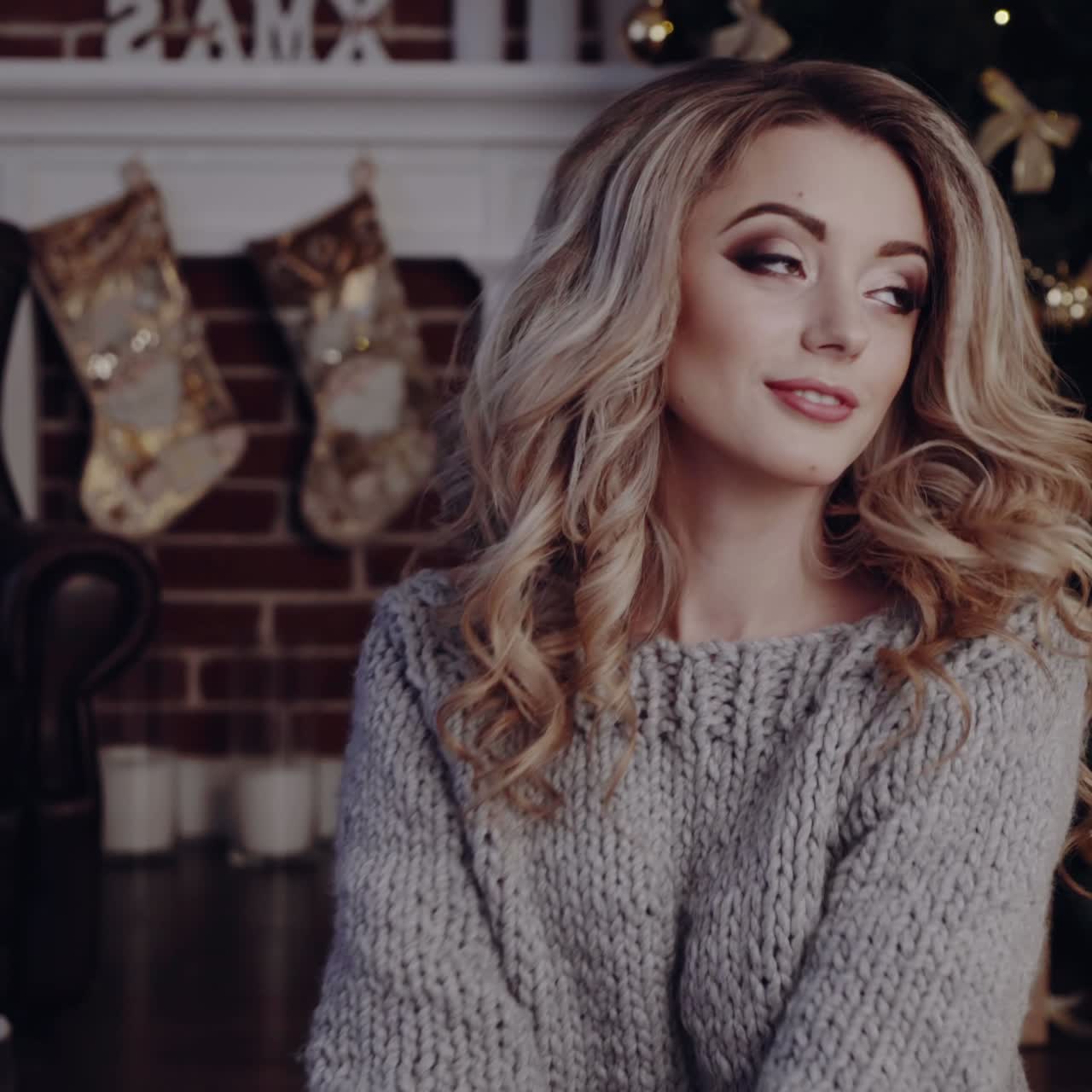 красивая женщина с рождественским подарком