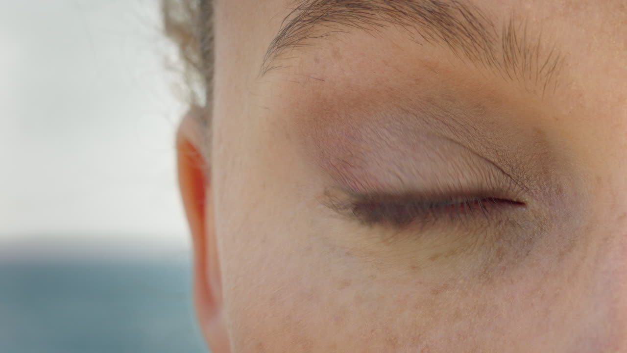 cerca hermosa apertura de los ojos en el fondo de la playa concepto de visión saludable