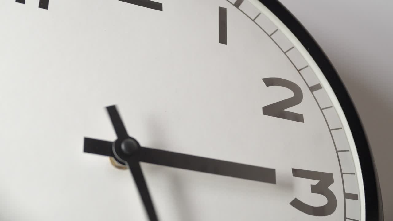 el reloj blanco se acerca en el lapso de tiempo en la pared blanca