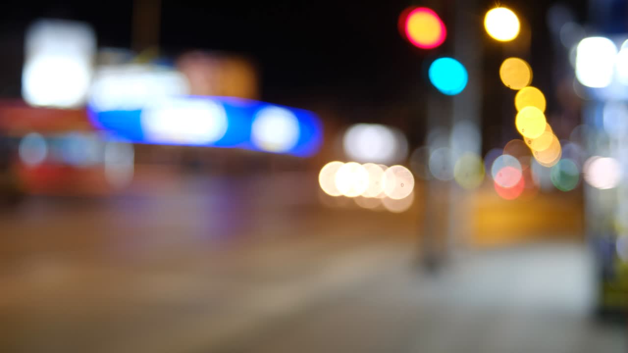 lapso de tiempo de la intersección de la calle de la ciudad desenfocada por la noche