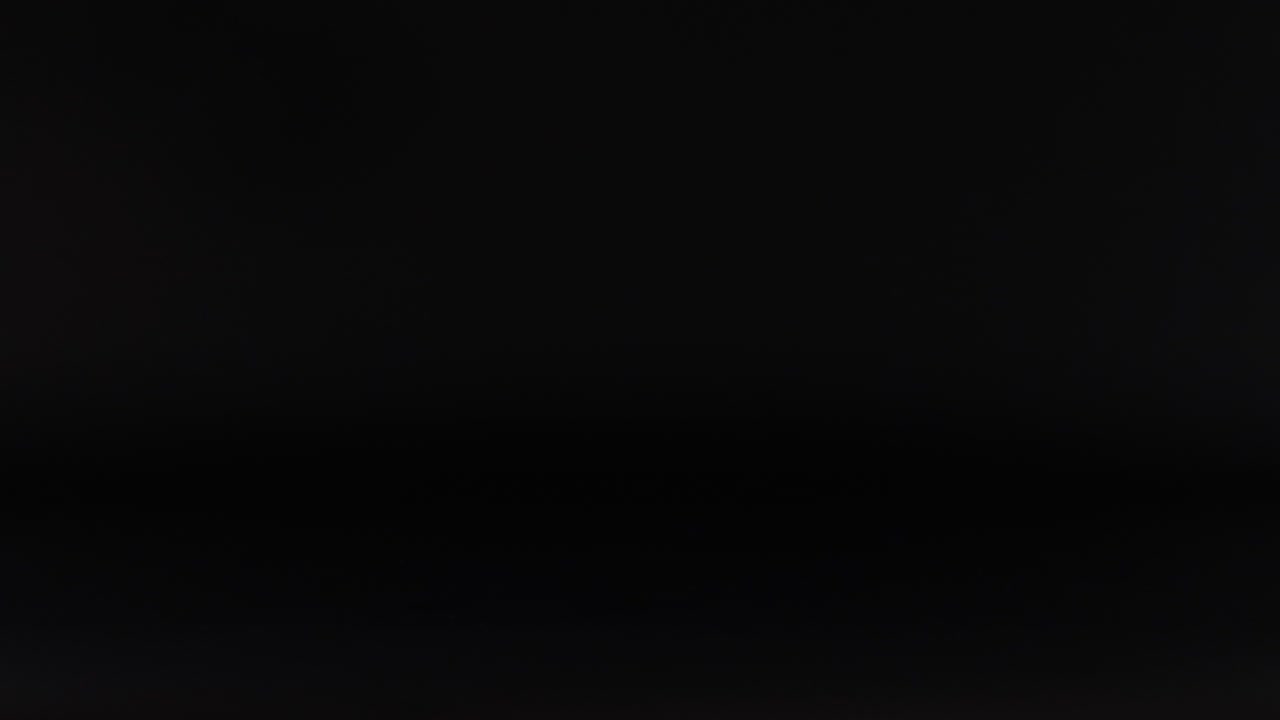 una pelota de tenis de mesa se mueve a través de los marcos