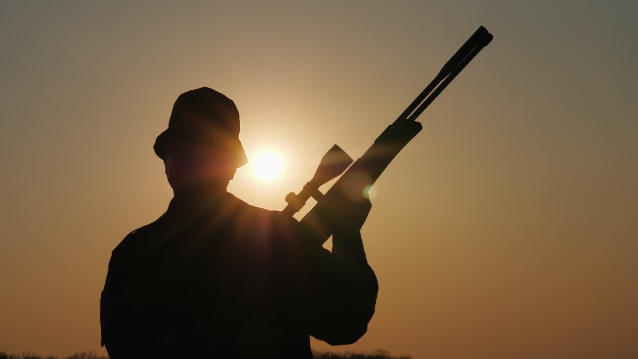 Silahlı Avcının Silüeti, Yüzüne Vuran Güneş Işınları