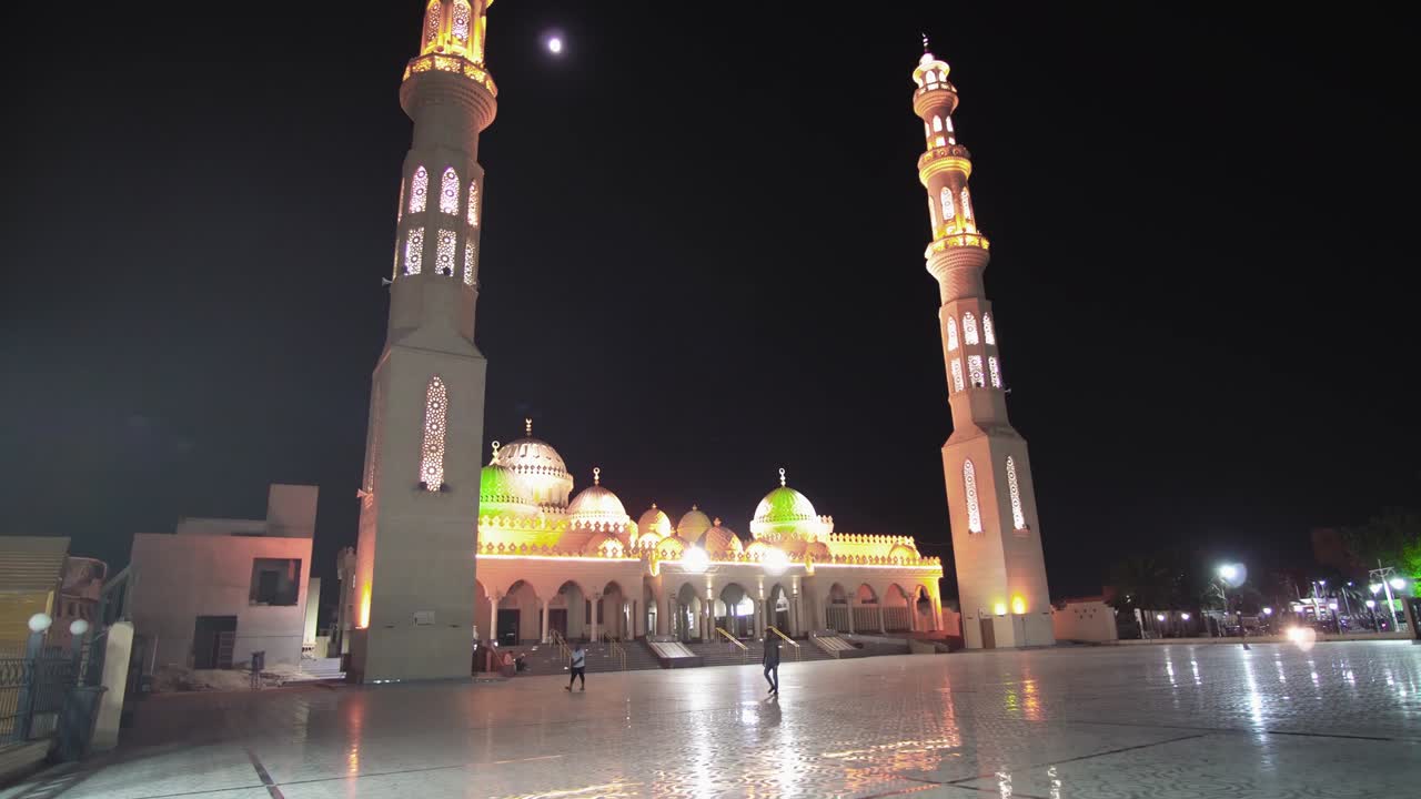 las luces de la mezquita de el mina en la nueva ciudad de hurghada mar rojo egipto