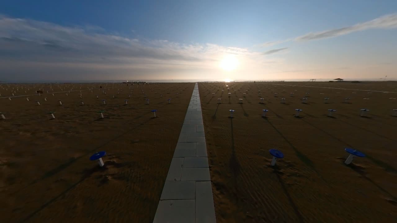 camino a través de la playa hasta el mar en rimini, italia