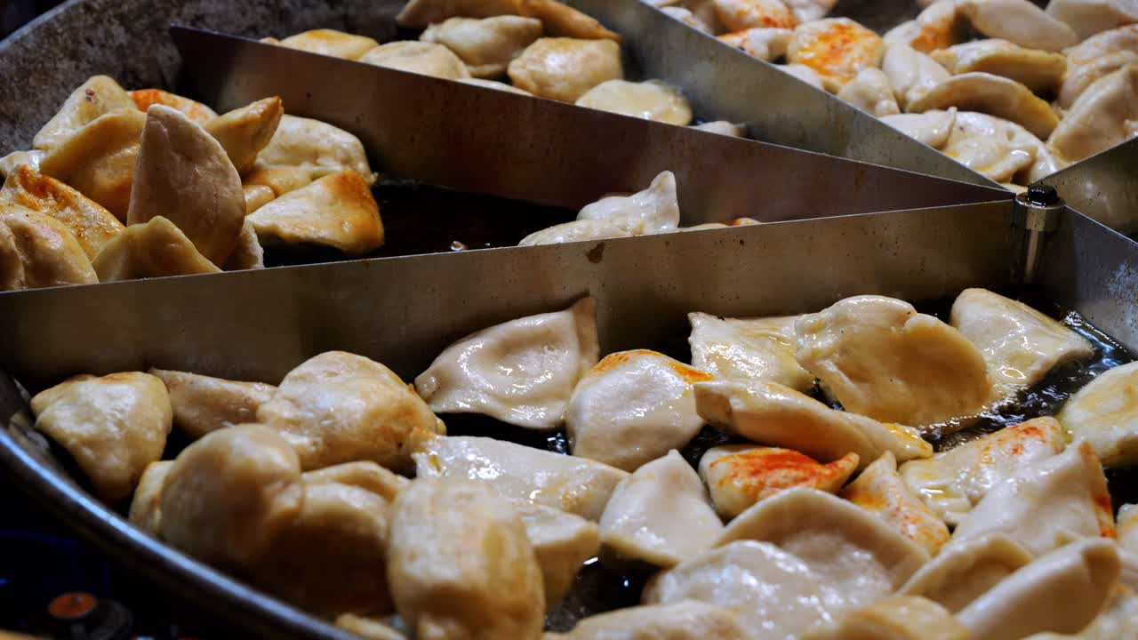 comida callejera. pierogi frito - plato polaco, preparado en una sartén profunda a la perfección