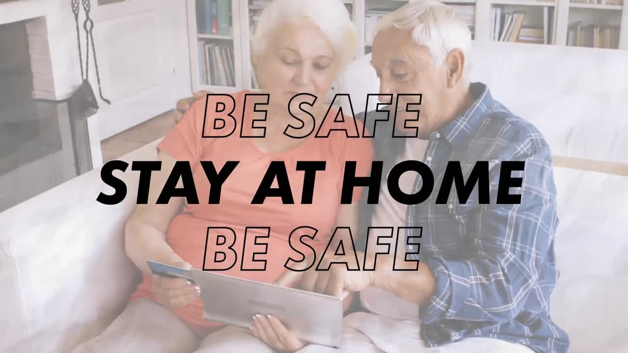 집에 있는 노인 백인 부부 위에 반 ⁇ 이는 사회적 거리두기 메시지의 애니메이션