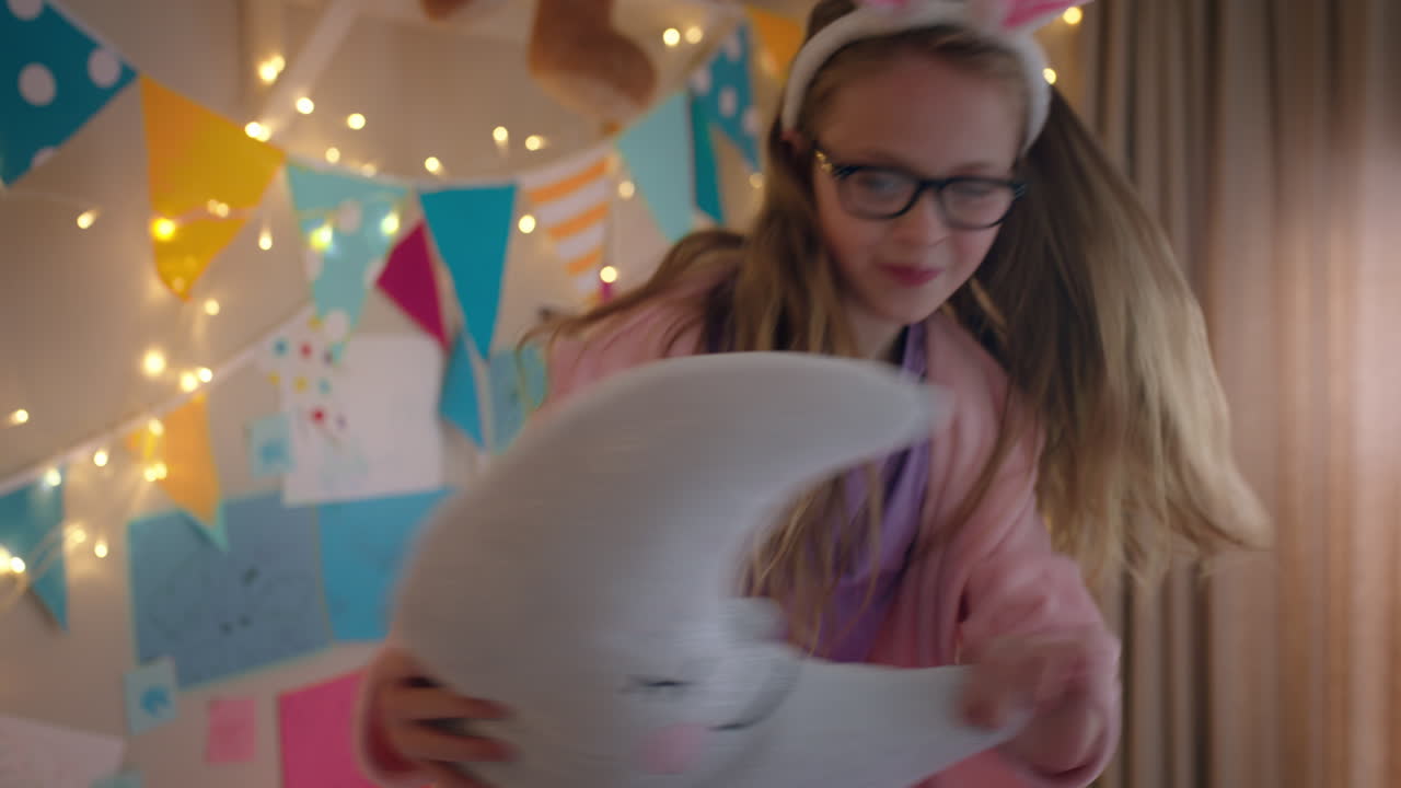 счастливая девочка-подросток танцует на кровати веселится празднует смешной танец наслаждается выходными утром дома