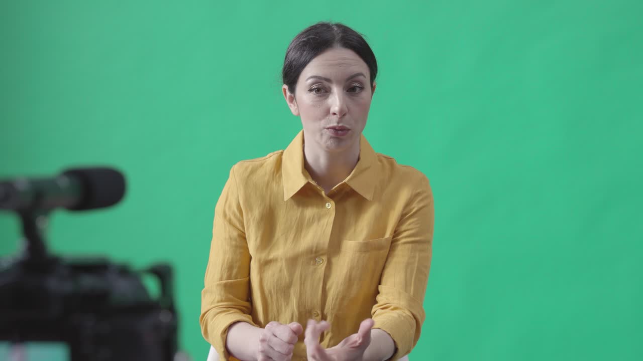Vlogger e videomaker professionista che registra un video