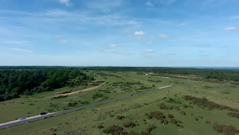 hermosa toma de drones que se eleva sobre un paisaje de campo inglés en verano