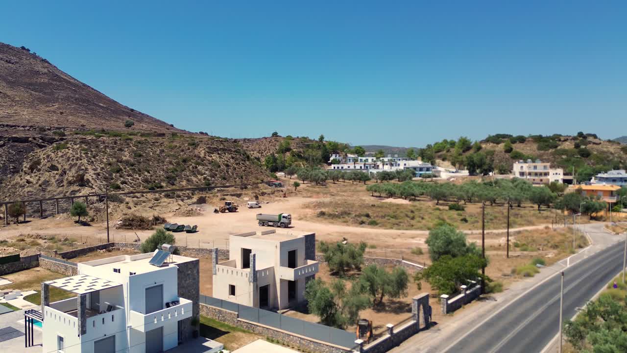 Sulla strada e foresta verde a Rodi con il mare sullo sfondo in Grecia durante l'estate ripreso con il drone in 4K