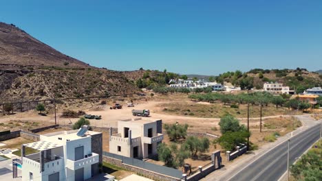 sobre la carretera y el bosque verde en rodas con la costa en el fondo en grecia durante el verano filmado con el avión no tripulado en 4k