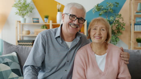 una pareja feliz de mayores.