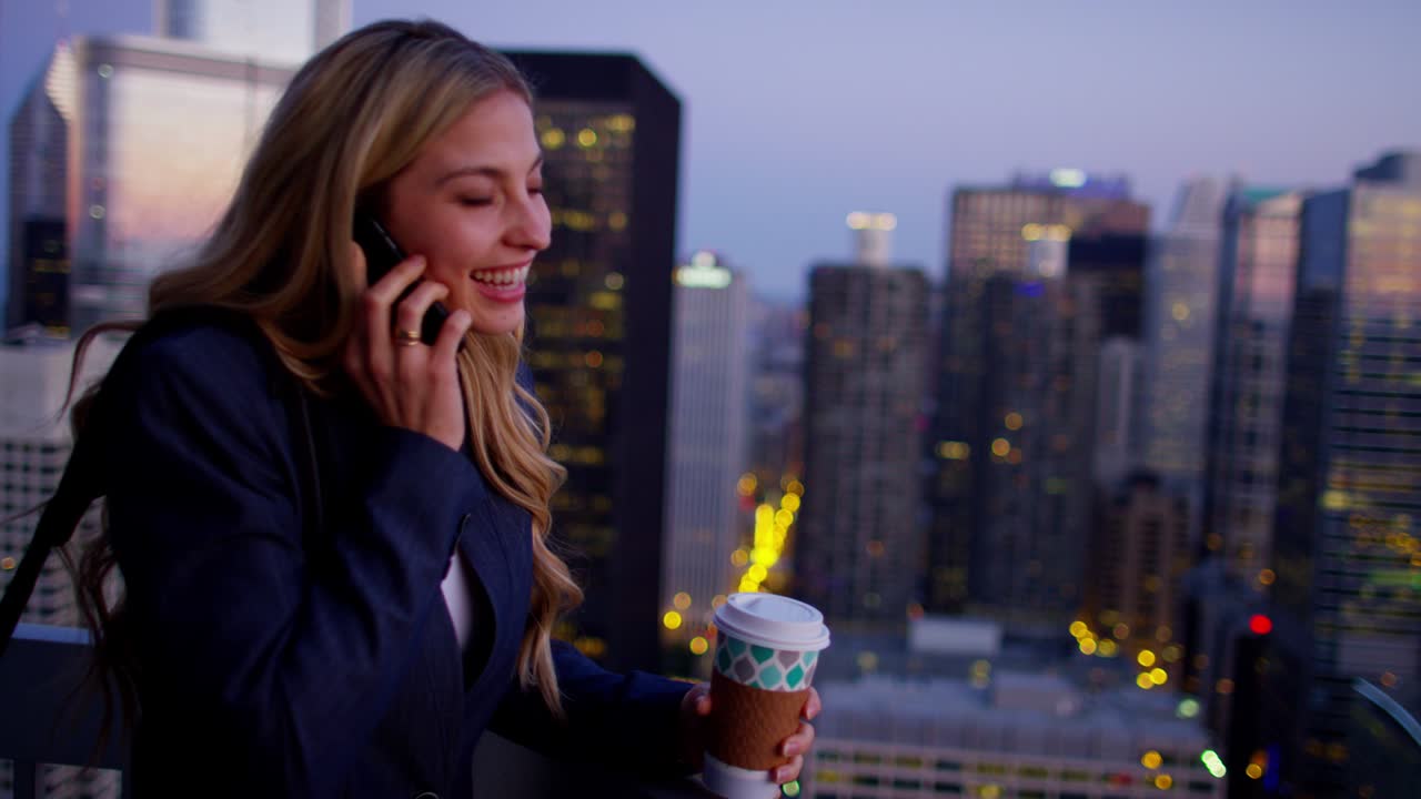 옥상에서 모바일 기술을 사용하는 백인 미국인 사업가