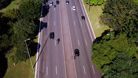 Autobahn,-Lebensader-Für-Die-Urbane-Mobilität-Der-Stadtbewohner-Und--besucher