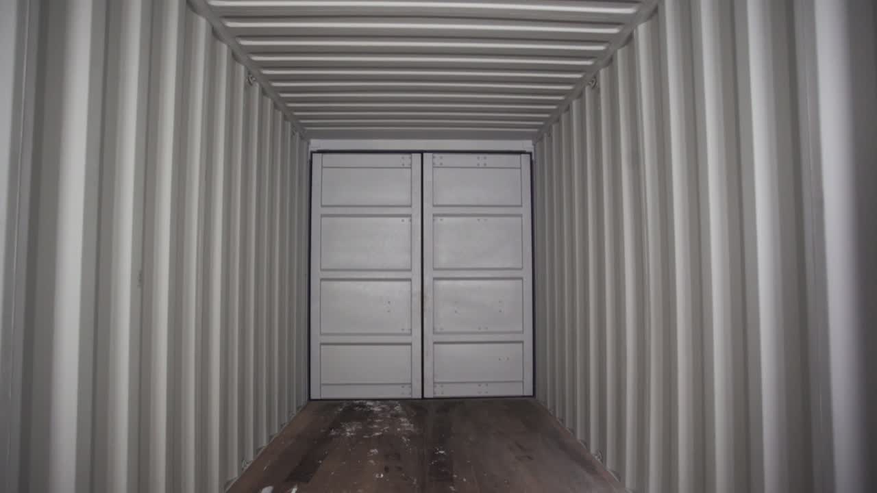 빈 선박 컨테이너 내부