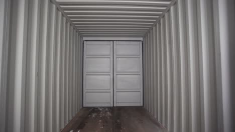 interior del contenedor de transporte vacío