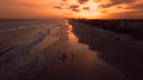 disparo de avión no tripulado que muestra a la gente en la playa al atardecer, brasil