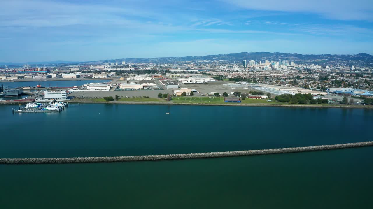 황금 도시 건너편 만에 있는 산업 건물