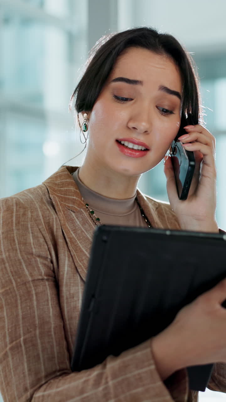 Empresaria feliz hablando por teléfono mientras sostiene una tablet