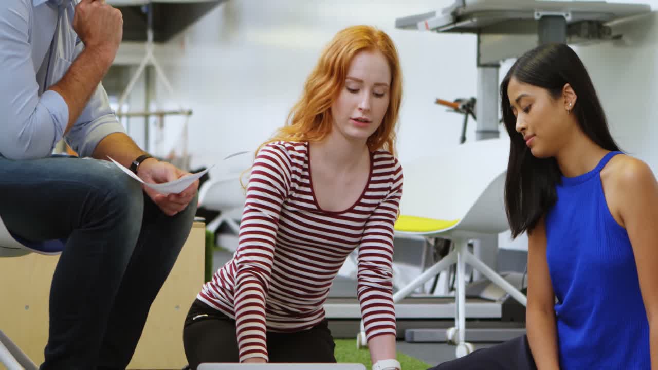 деловые коллеги обсуждают документы 4k