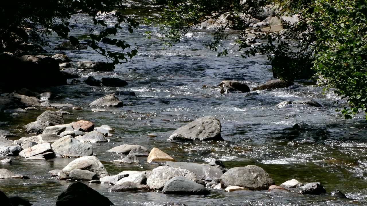 Fiume di montagna sui Pirenei di Andorra.