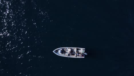 Vista-De-Pájaro-Del-Barco-De-Pesca-En-Aguas-Profundas-Y-Azules-Del-Océano-Abierto