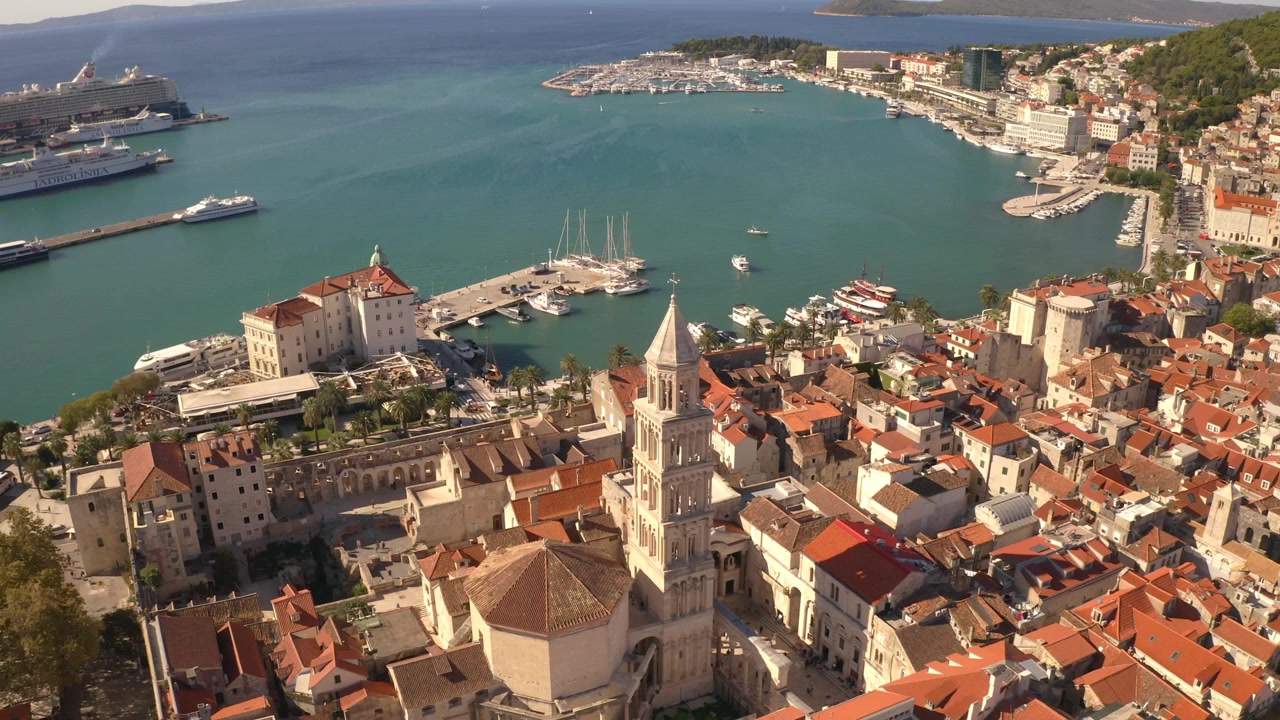Una splendida vista aerea della chiesa di San Doimo sulla città di Spalato.