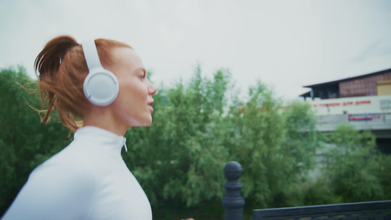 헤드폰을 끼고 달리는 여자