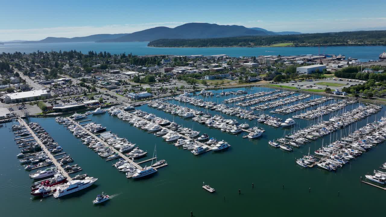 vista aérea del puerto deportivo de anacortes, hogar de muchos barcos residenciales