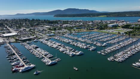 Luftaufnahme-Des-Jachthafens-Von-Anacortes,-Heimat-Der-Vielen-Wohnboote