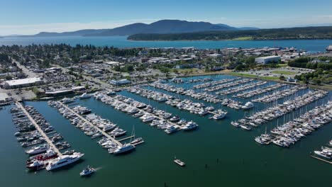 vista aérea del puerto deportivo de anacortes, hogar de muchos barcos residenciales