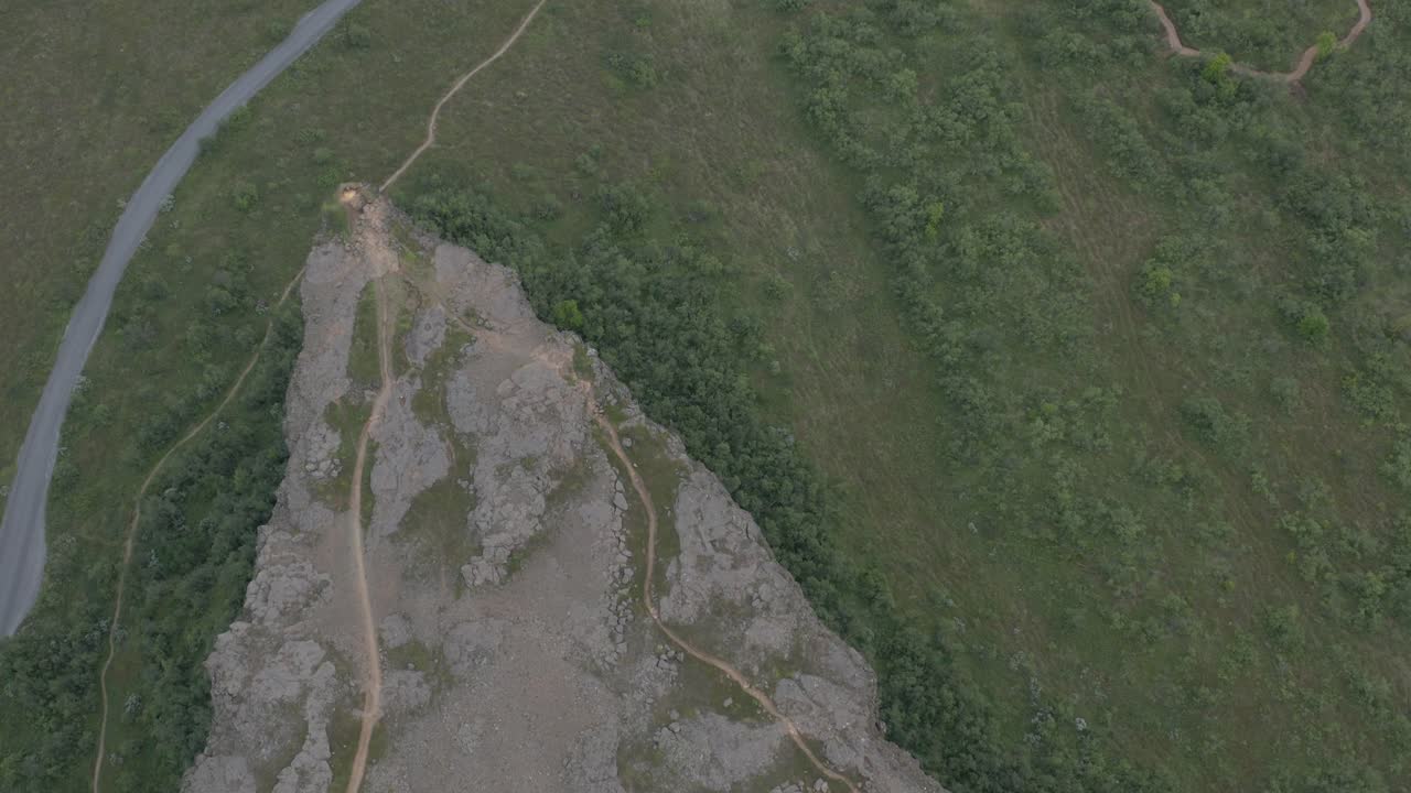 formación de la montaña eyjan en el valle del bosque asbyrgi, atracción turística en islandia
