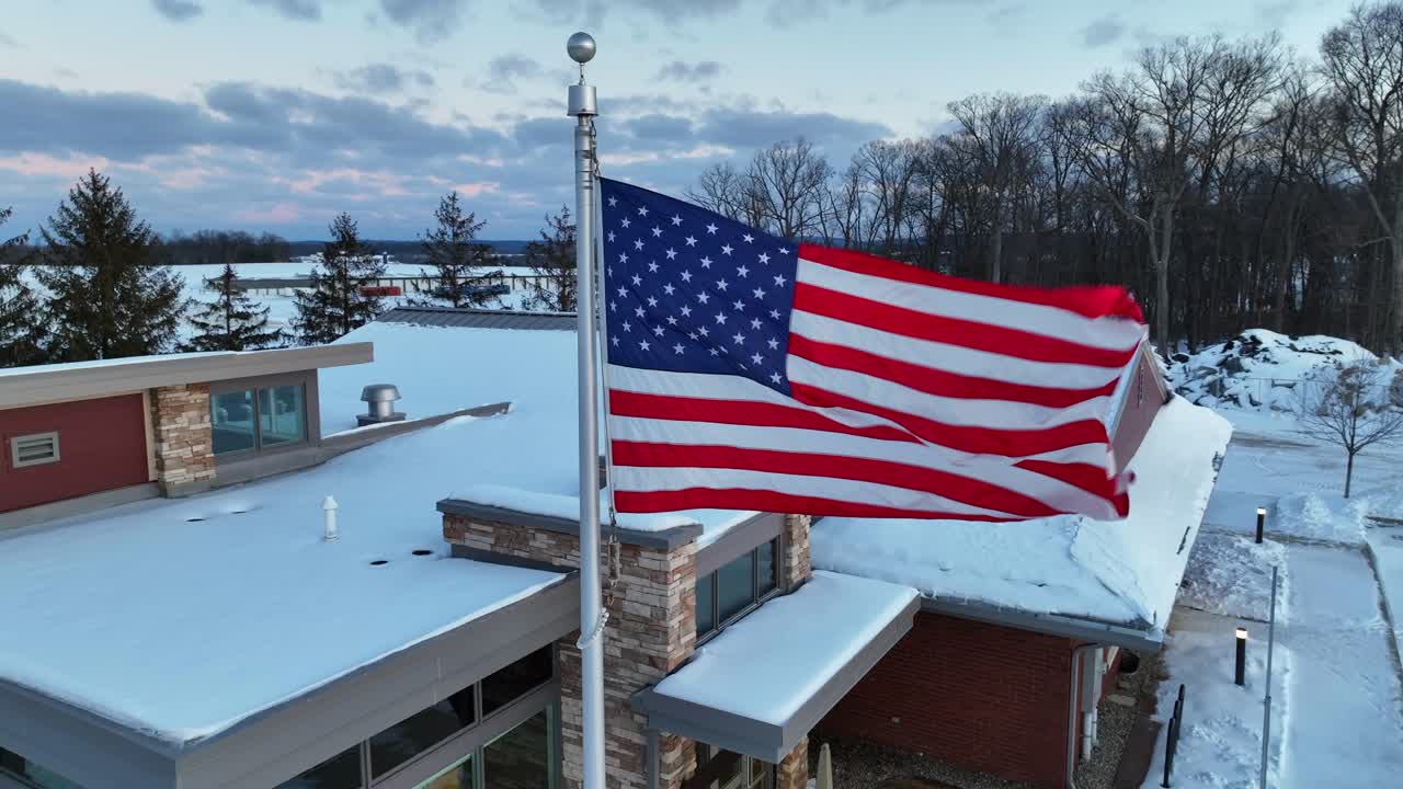 La bandiera americana in inverno
