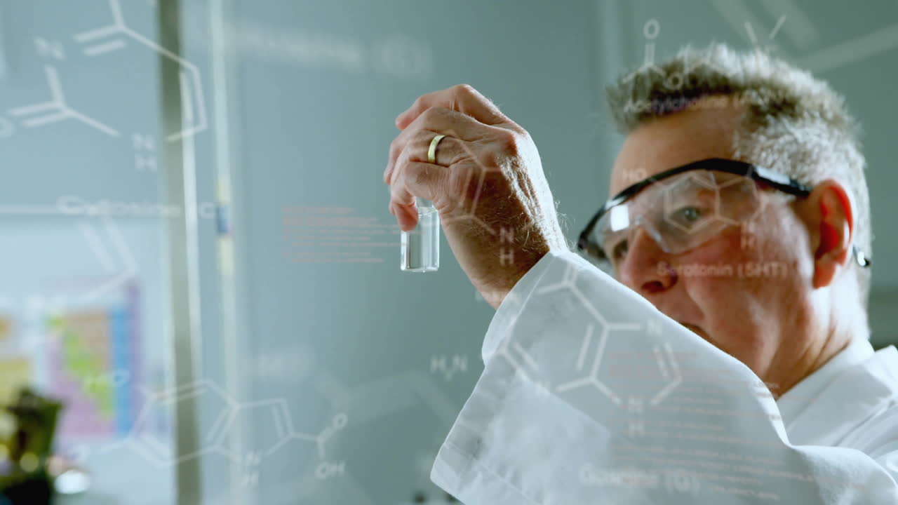 animación de procesamiento de datos y fórmula química sobre científico caucásico haciendo un experimento