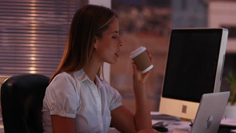 Mujer-De-Negocios-Trabajando-Con-Una-Computadora-Portátil-Por-La-Noche