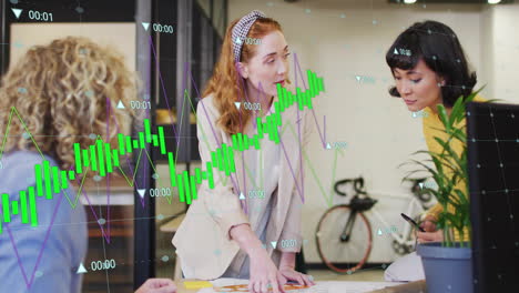 animación de múltiples gráficos y números cambiantes sobre diversos compañeros de trabajo compartiendo ideas en la oficina