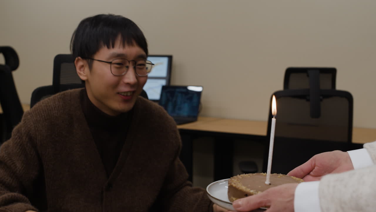 사무실에서 생일 축하