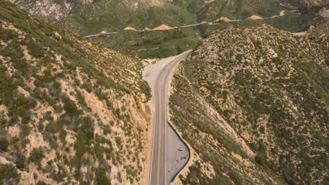 Establecer-Un-Lapso-De-Tiempo-De-Drones-De-Automóviles-En-Un-Sinuoso-Camino-De-Montaña-Con-Exuberante-Vegetación-En-El-Bosque-Nacional-De-Los-ángeles