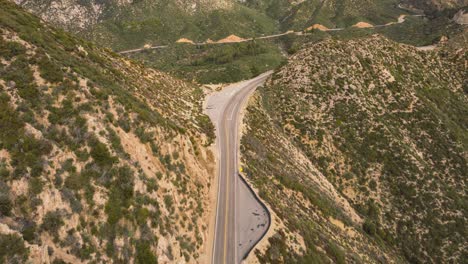 establecer un lapso de tiempo de drones de automóviles en un sinuoso camino de montaña con exuberante vegetación en el bosque nacional de los ángeles
