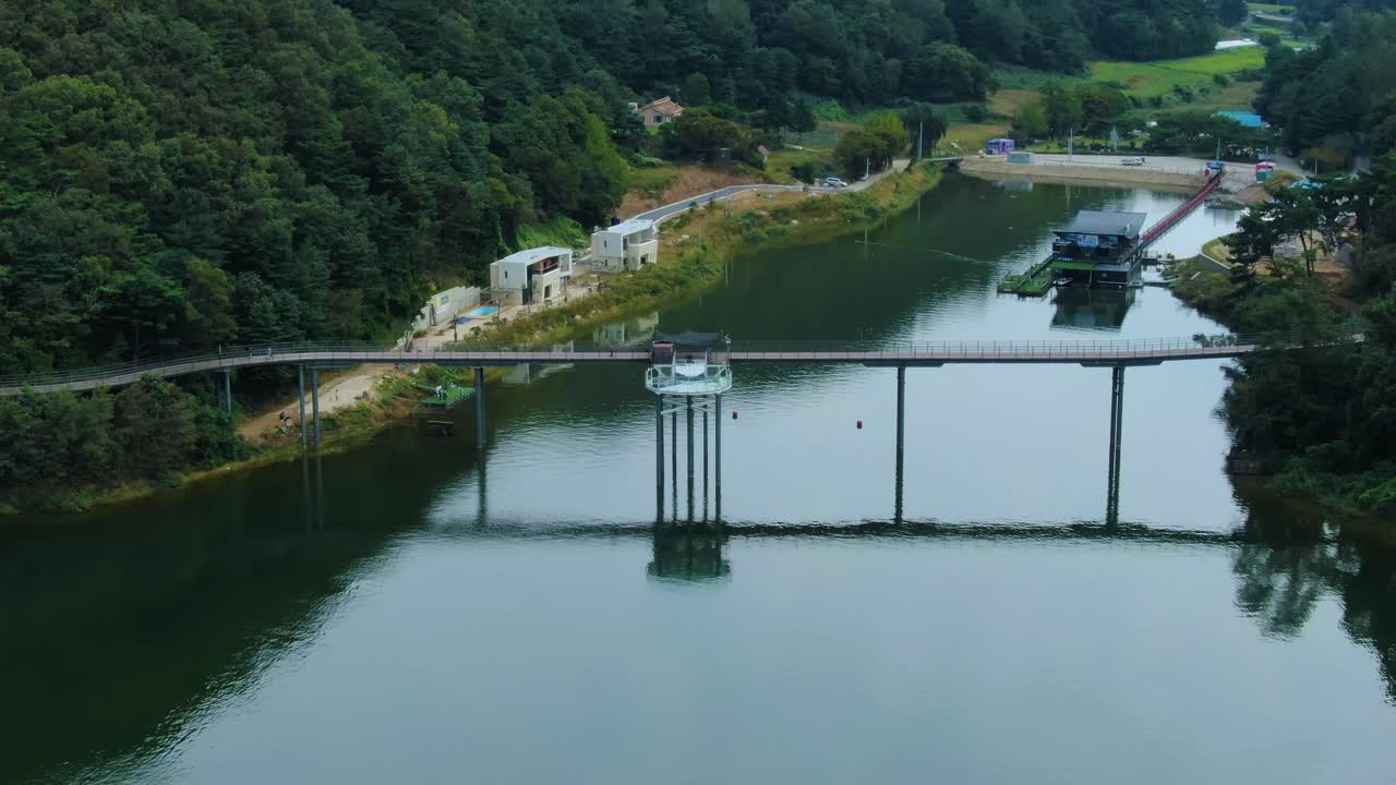 작은 강이 잘 보이는 스카이워크