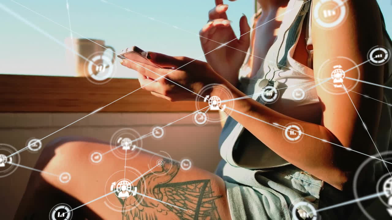 animación de una red de iconos conectados en círculos sobre una mujer caucásica feliz usando un teléfono inteligente