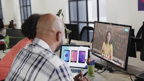 hombres de negocios afroamericanos en videollamada con una colega caucásica en la pantalla