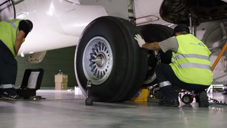 mantenimiento de las ruedas de los aviones