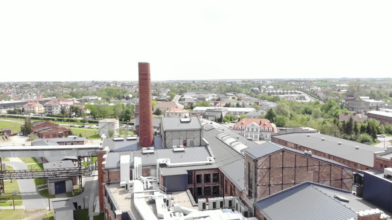 vista aérea del hotel žnin arche dentro de la antigua fábrica de azúcar en polonia