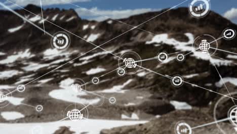 animación de la red de iconos de perfil sobre montañas cubiertas de nieve contra el cielo azul.