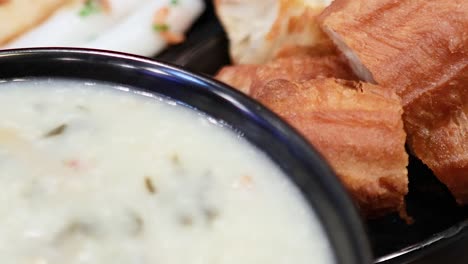 desayuno tradicional de hong kong con congee y bocadillos