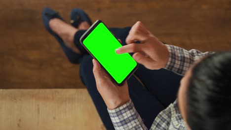 mujer usando un teléfono inteligente