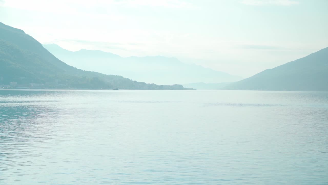 아름다운 여름 빛의 날에 바다 만과 산의 아름다운 전망