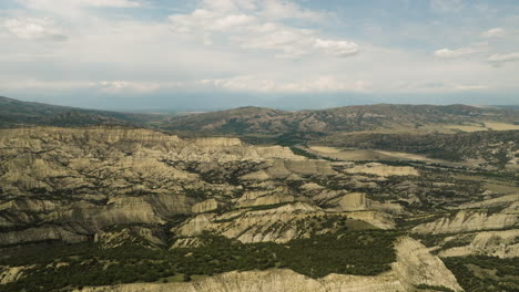 paisaje rocoso de tierras baldías con barrancos y colinas erosionados en georgia